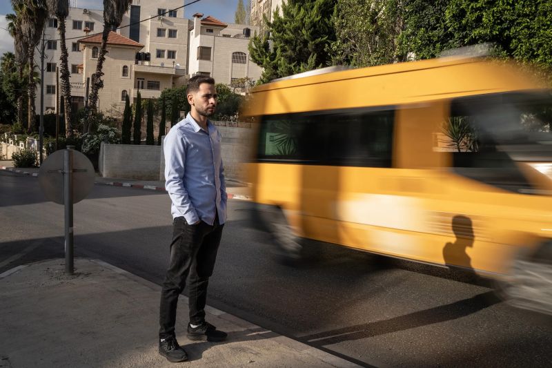 350 ألف فلسطيني يتابعونه لمعرفة الطريق.. حكاية أنس حطاب و